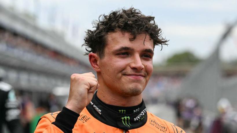Lando Norris célèbre après avoir pris la pole lors de la qualification