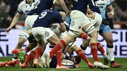 Thomas Ramos laisse le ballon à ses coéquipiers du XV de France lors du match décisif contre l'Ecosse.