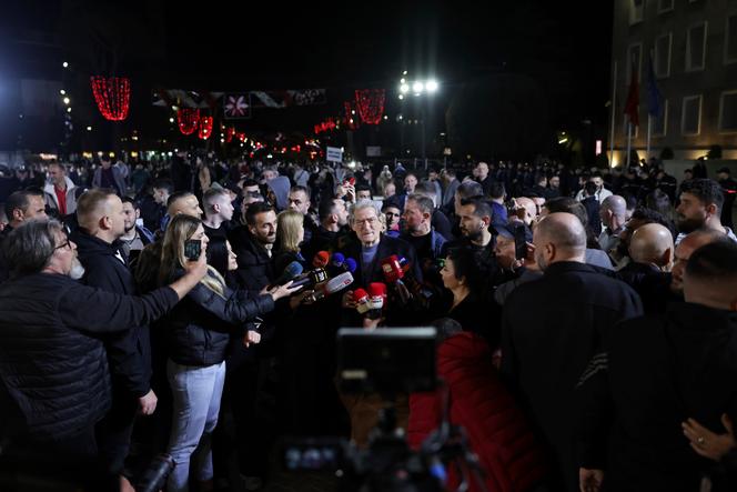 Le dirigeant du Parti démocrate, Sali Berisha, lors d’une manifestation contre l’interdiction de TikTok, à Tirana, en Albanie, le 15 mars 2025.