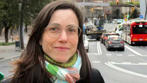Dr Maria Foraster devant une route animée