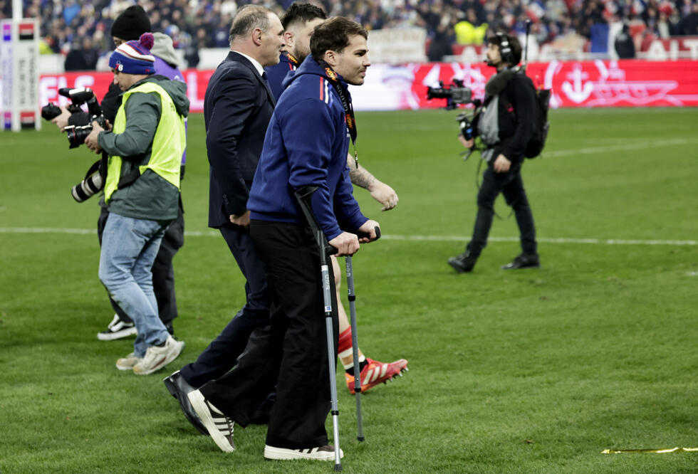 Antoine Dupont sur la pelouse du Stade de France, le 15 mars 2025.