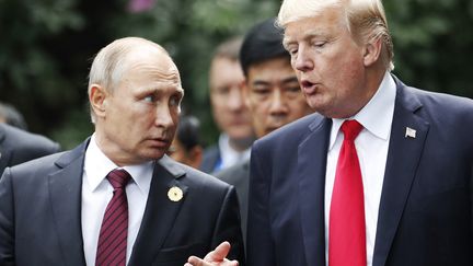 Vladimir Poutine et Donald Trump à Danang (Vietnam), le 11 novembre 2017. (JORGE SILVA / AFP)
