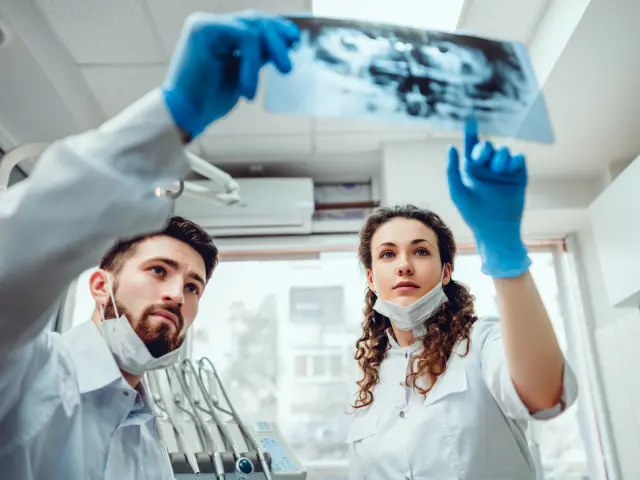 Cirujano maxilofacial y ortodentista trabajan juntos en este proceso de operación y recuperación.