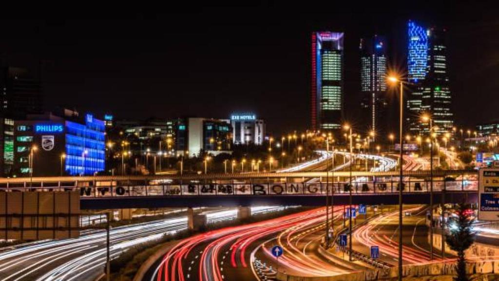 Vista futurista de la M-30 con el Skyline de Madrid.