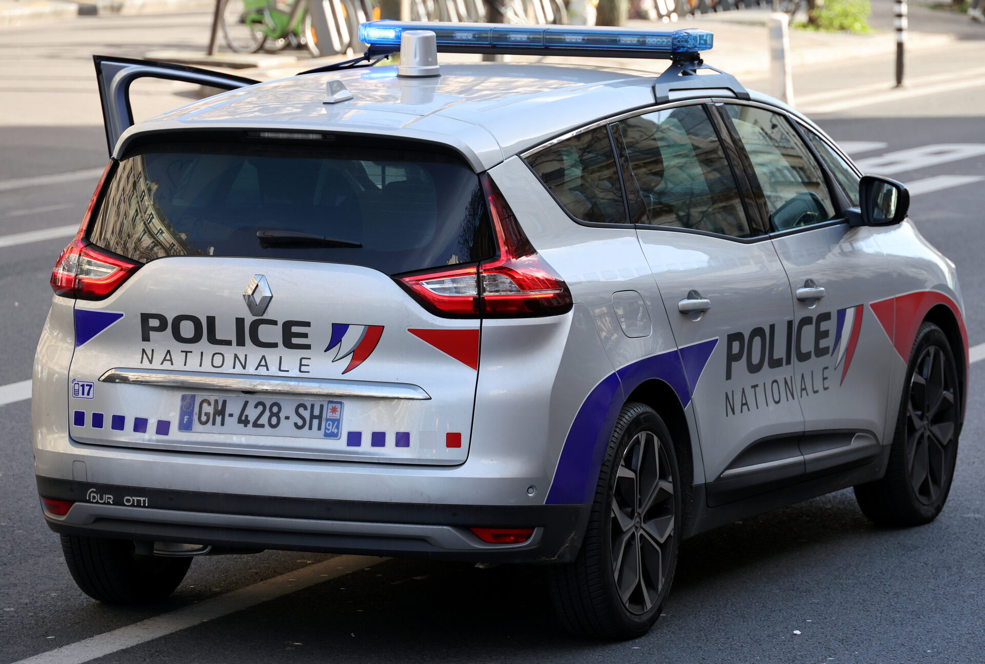 Impacts de balles sur les fenêtres de l'association