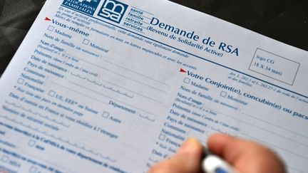 Illustration - Formulaire de demande de revenu de solidarité active. (RÉMY PERRIN / MAXPPP)