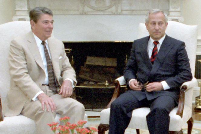 Rencontre entre le président américain Ronald Reagan et Oleg Gordievsky, à la Maison Blanche, à Washington, le 21 juillet 1987.