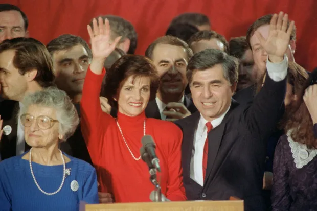 Michael Dukakis et Kitty Dukakis saluant des partisans après avoir remporté les primaires présidentielles démocrates du New Hampshire.
