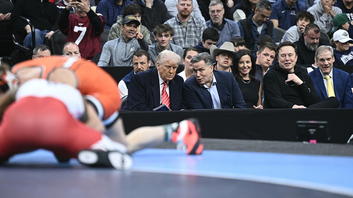 Donald Trump au championnat NCAA, entouré de personnalités politiques.