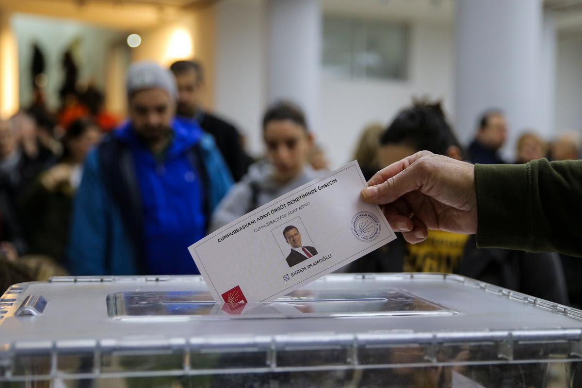 Symbolischer Wahlzettel als Solidaritätsbekundung für Imamoglu in einem Istanbuler CHP-Wahllokal