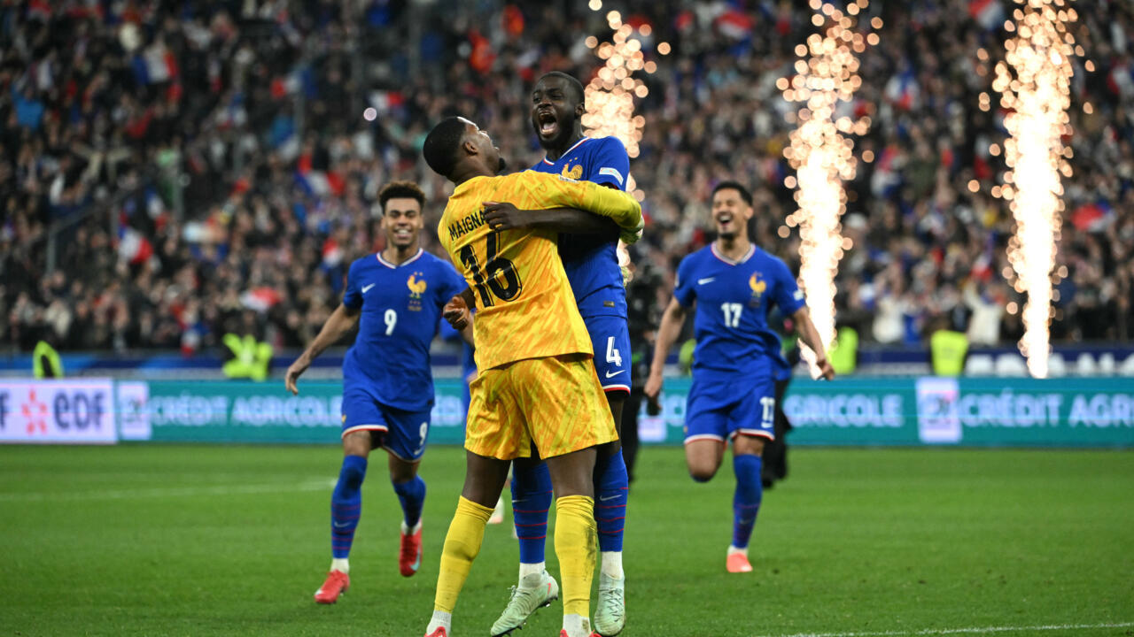 Le défenseur Dayot Upamecano célèbre son but avec le gardien Mike Maignan lors des quarts de finale en Ligue des nations, dimanche 23 mars 2025 au Stade de France à Saint-Denis.