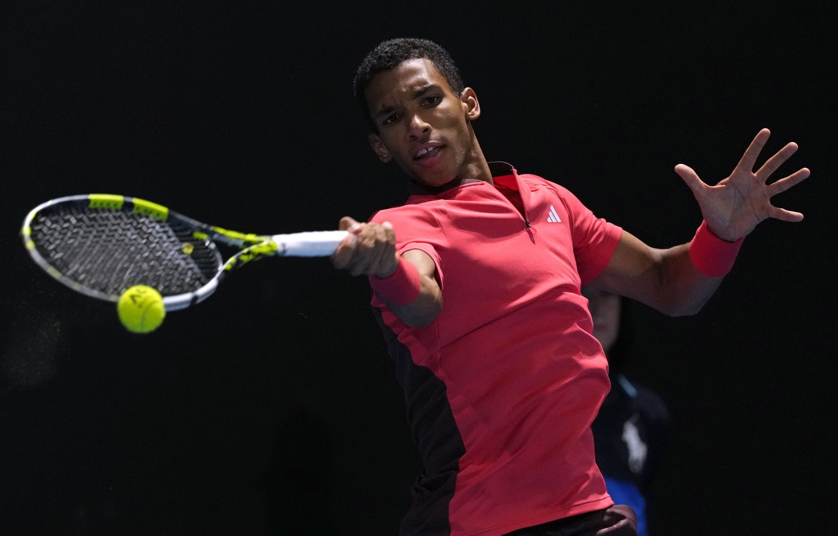 Le Canadien Félix Auger-Aliassime effectue un retour en un coup droit contre l'Espagnol Alejandro Davidovich Fokina lors de leur match de deuxième tour aux Internationaux de tennis d'Australie, à Melbourne, en Australie, le mercredi 15 janvier 2025.