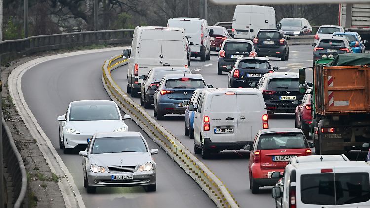 Autos fahren auf der A100 an der Messe auf der Umgehung für die gesperrte Ringbahnbrücke. Diese läuft auf der Gegenfahrbahn Richtung Süden.