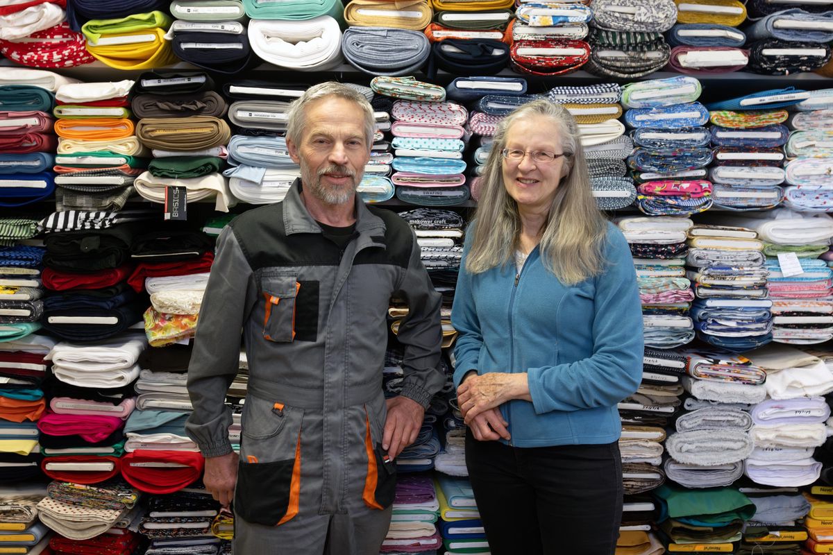 Martin et Ursula Weber devant les étagères de tissus au Nähcenter de Stäfa, qui ferme en raison de travaux de rénovation.