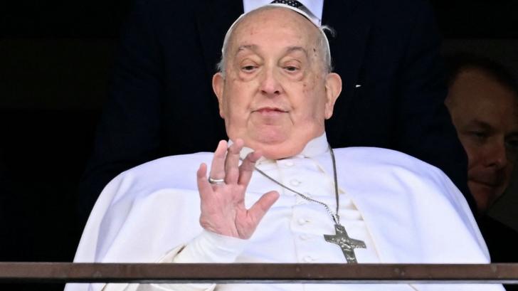 Le pape François salue depuis une fenêtre de l’hôpital Gemelli avant de sortir de l’hôpital après cinq semaines d’hospitalisation pour une pneumonie, à Rome, le 23 mars 2025.