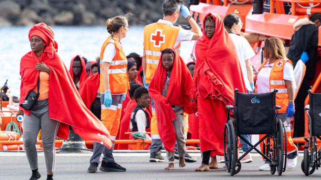 Une patera avec 60 migrants, dont des mineurs non accompagnés et un bébé né durant la traversée, débarquée au port d'Arrecife (Lanzarote).