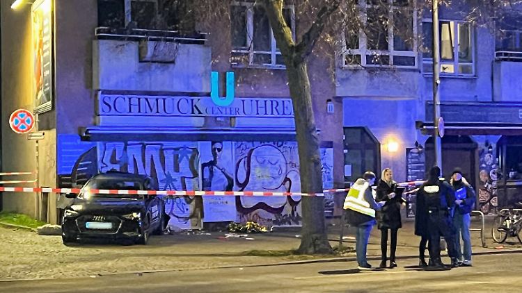 Les teenagers dans le quartier de Gesundbrunnen à Berlin lorsqu'ils ont été contrôlés par la police.