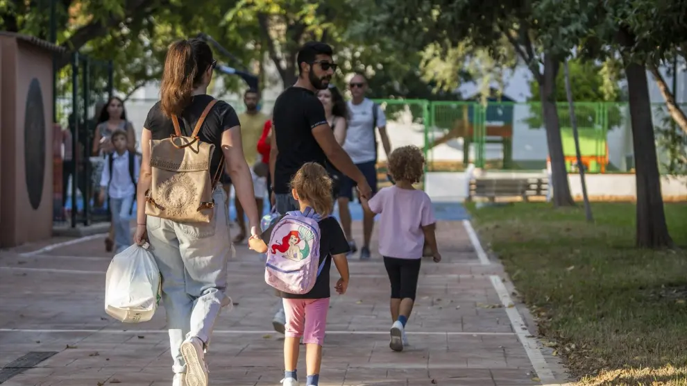 Des enfants arrivent à l'école pour le début de l'année scolaire 2023-2024.