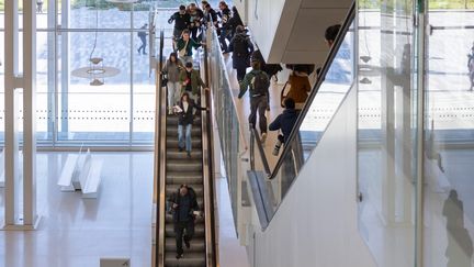 Des personnes dans les couloirs du tribunal judiciaire de Paris où s'est déroulé le procès dans l'affaire des assistants parlementaires du FN (ex-RN), le 31 mai 2025. (CLARISSE GALLOIS / HANS LUCAS / AFP)