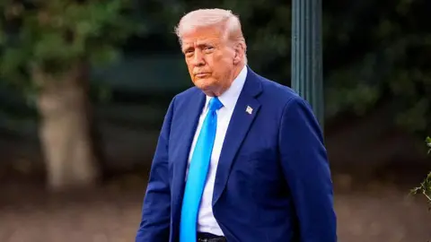 Donald Trump en costume bleu avec un air sérieux