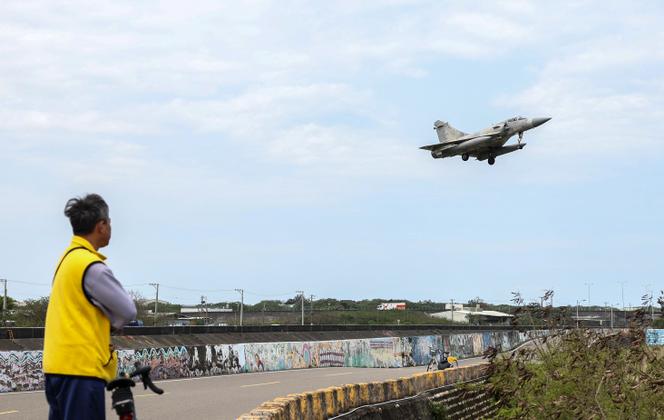 Un avion de chasse taïwanais décolle pendant que l’armée chinoise fait des manœuvres militaires au large de l’île, le 2 avril 2025.