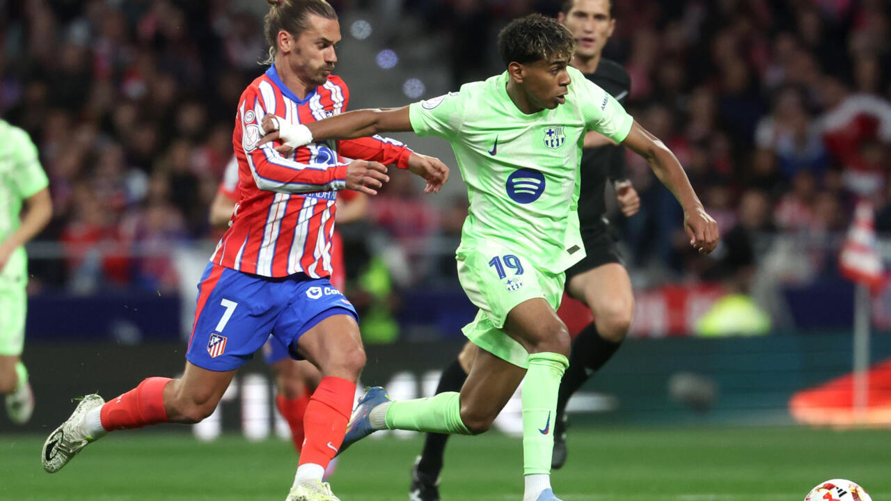 Antoine Griezmann et Lamine Yamal au coude à coude lors de la demi-finale de Coupe du Roi entre l'Atlético de Madrid et le FC Barcelone dans le stade Metropolitano de Madrid le 2 avril 2025