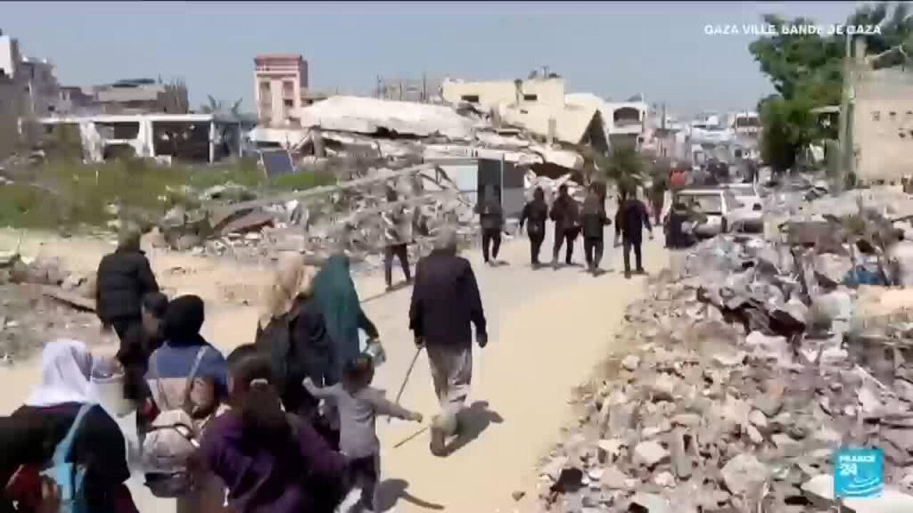 Des Palestiniens fuient les zones ciblées, cherchant refuge.
