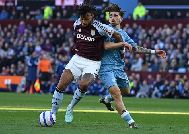 Le défenseur anglais d’Aston Villa Tyrone Mings et l’attaquant portugais de Nottingham Forest Jota Silva lors du match de Premier League anglaise, à Birmingham, le 5 avril 2025.