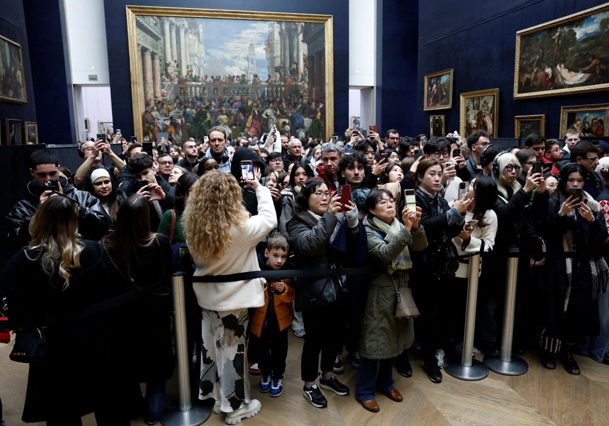 Los móviles conviven en los museos (en la foto, el Louvre) con el arte
