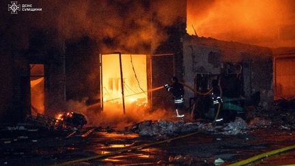 Des pompiers interviennent dans l'incendie qui s'est déclaré après les attaques de drones russes contre des infrastructures civiles à Soumy, en Ukraine, le 6 avril 2025.