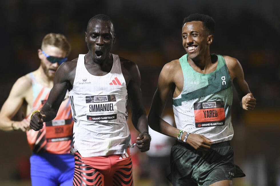 Le Kényan Emmanuel Wanyonyi (gauche) remporte le 1.500 m devant l'Américain Yared Nuguse (droite) le 5 avril 2025 à Kingston, lors du Grand Slam Track