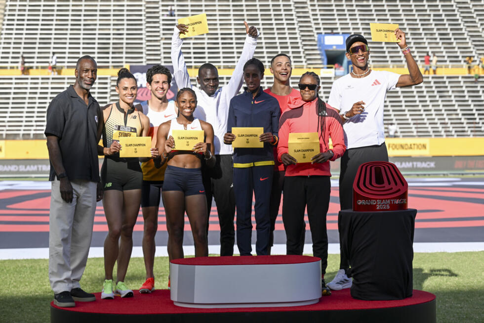 De gauche à droite: l'ancien champion olympique Michael Johnson, l'Américaine Sydney McLaughlin-Levrone, l'Américain Grant Fisher, l'Américaine Melissa Jefferson, le Kényan Emmanuel Wanyonyi, l'Ethiopienne Ejgayehu Taye, le Français Sasha Zhoya, la Jamaïcaine Danielle Williams et le Brésilien Alison Dos Santos, tous gagnants de leur catégorie au premier Grand Slam Track, à Kingston, le 6 avril 2025