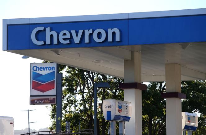 Une station-service Chevron, à Corte Madera (Californie), le 29 octobre 2015.