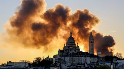 Incendie à Paris dans le 17e arrondissement, un panache de fumée se dégage