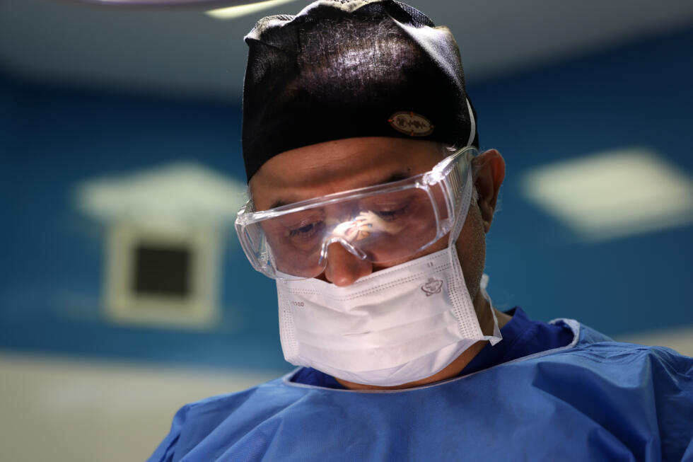Hamidreza Hosnani, chirurgien spécialisé dans la rhinoplastie, pratique jusqu'à 20 opérations par semaine dans sa clinique bien équipée de la capitale.