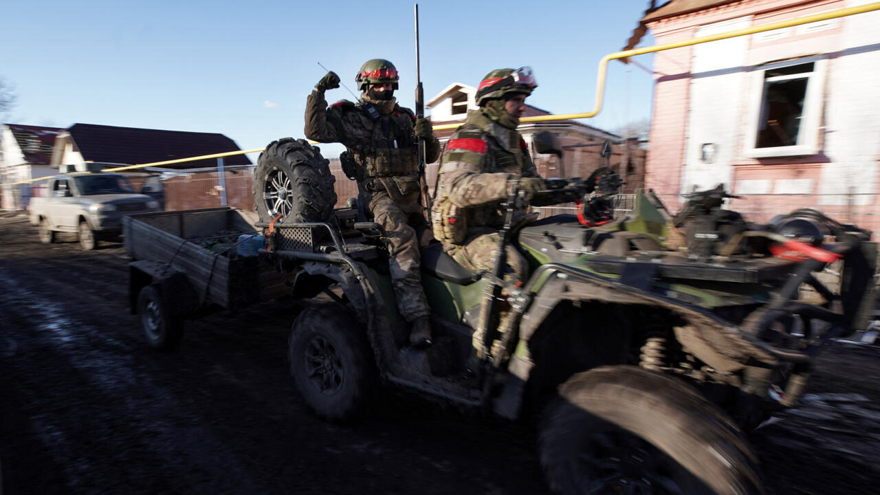 Des soldats russes dans le village de Kazachya Loknya, situé dans le district de Soudja de la région de Koursk, le 18 mars 2025.