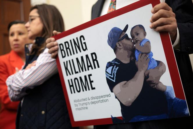 Elu démocrate tenant la photo de Kilmar Abrego Garcia, un Salvadorien expulsé vers le Salvador, et demandant son retour aux Etats-Unis, lors d’une conférence de presse, à Washington, le 9 avril 2025.