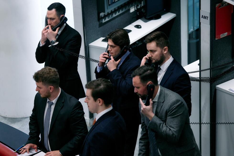 Des traders et brokers dans le 'ring' du London Metal Exchange (LME) à Londres, le 11 mars 2025