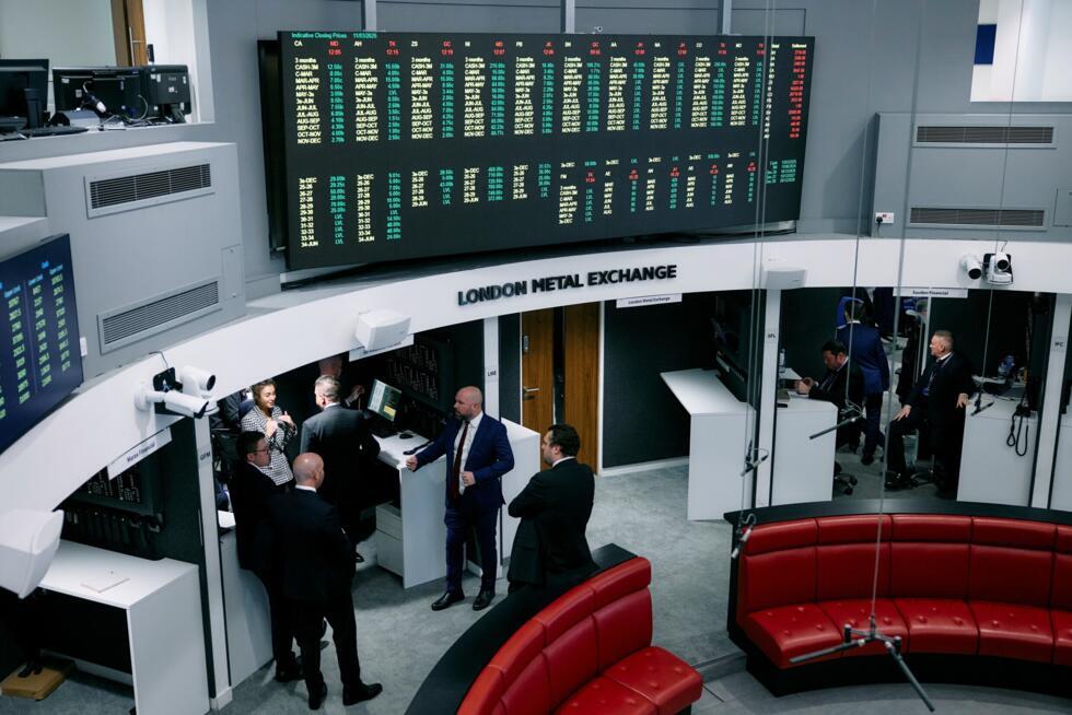 Des traders et brokers dans le 'ring' du London Metal Exchange (LME) à Londres, le 11 mars 2025