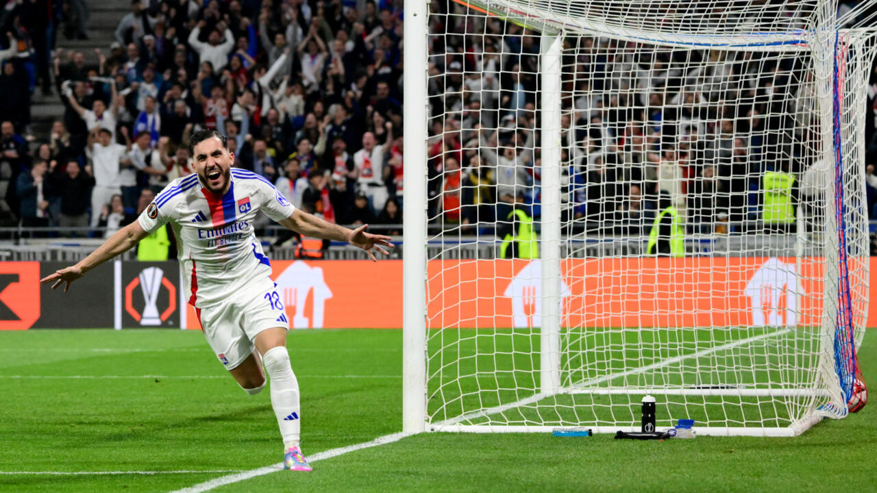 Le milieu français de Lyon, Rayan Cherki, a égalisé au bout du temps additionnel face à Manchester United en quart de finale aller de la Ligue Europa, le 10 avril 2025 à Decines-Charpieu, près de Lyon
