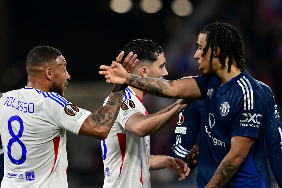 Le capitaine de Lyon Corentin Tolisso (à gauche) et le défenseur français de Manchester United Leny Yoro (à droite) lors du quart de finale aller de la Ligue Europa le 10 avril 2025 à Décines-Charpieu
