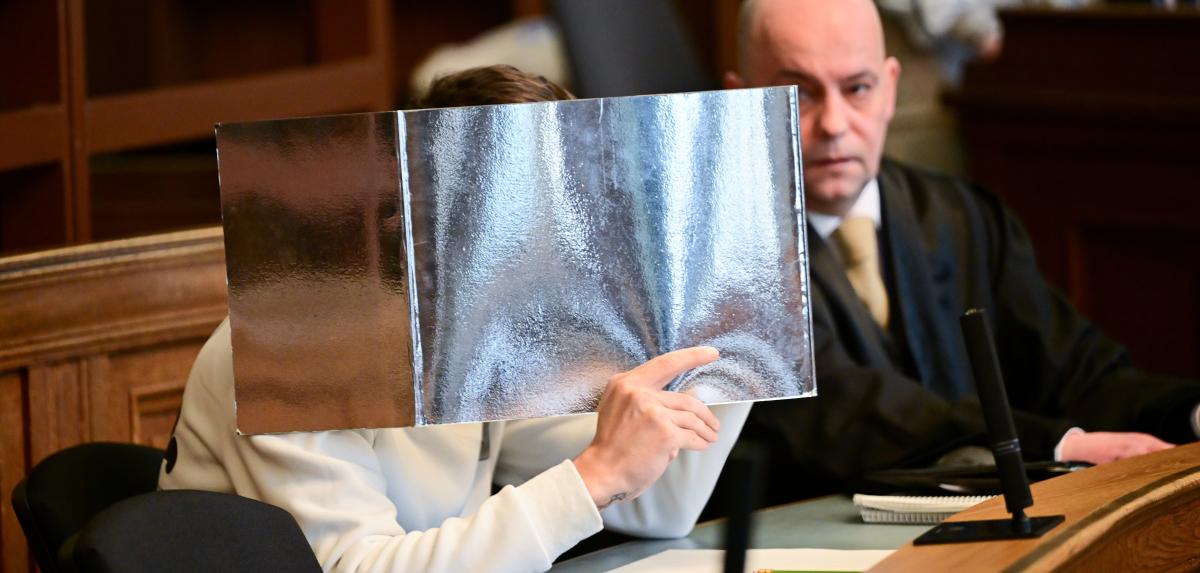 02.04.2025, Berlin: Der Angeklagte sitzt zum Prozessbeginn gegen ihn im Saal neben seinem Rechtsanwalt Axel Czapp (r). Der Influencer hat in der Silvesternacht eine Rakete in eine Wohnung geschossen. Die Anklage wirft dem 23-jährigen versuchte schwere Brandstiftung, versuchte gefährliche Körperverletzung und Sachbeschädigung vor.