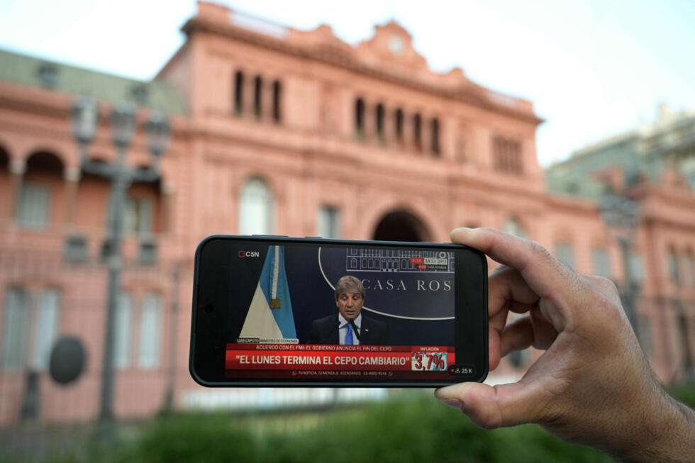 Conférence de presse du ministre de l'Economie argentin Luis Caputo, sur un smartphone, le 11 avril 2025 à Buenos Aires