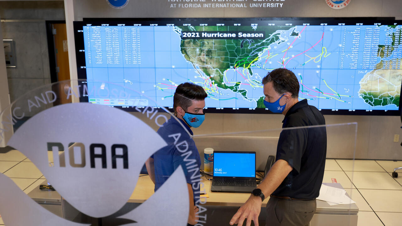 Des employés du Centre des ouragans (NHC), un des centres météorologiques de l'Agence américaine d'observation le 1er juin 2022, à Miami, en Floride