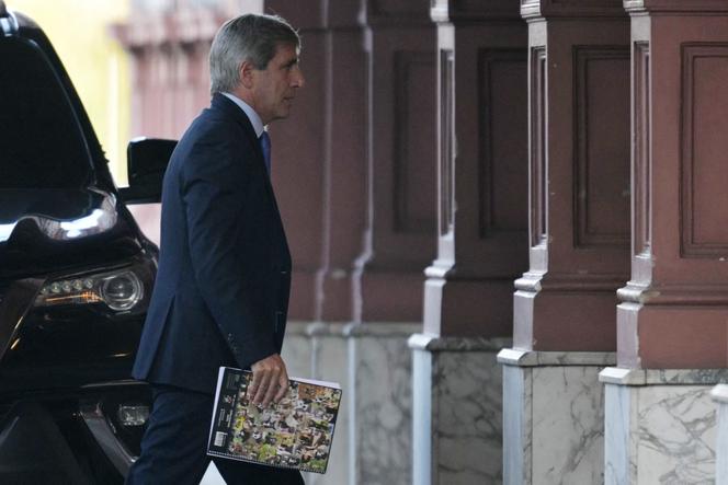 Le ministre argentin de l’économie, Luis Caputo, au Palais présidentiel, à Buenos Aires, le 11 avril 2025.