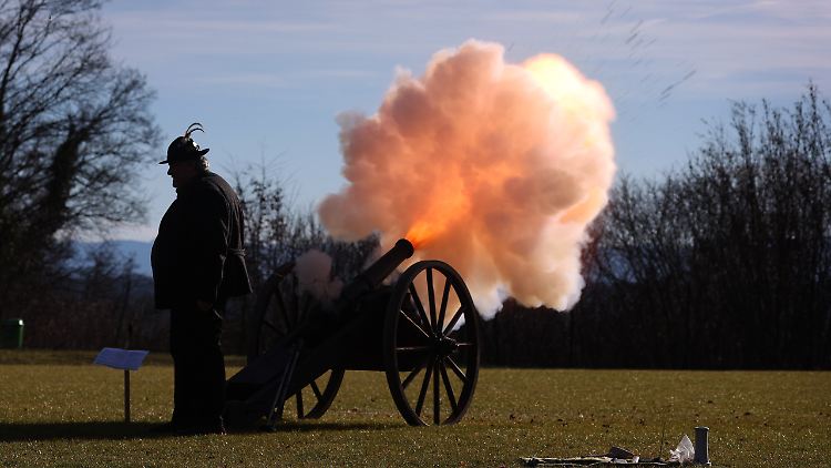 Un tireur du Böllerschützenverein Feldafing tire avec un canon le jour du Nouvel An.