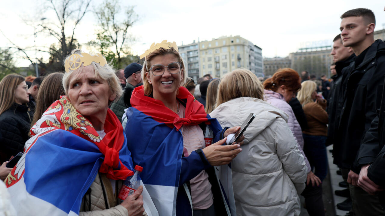 Des partisans du président serbe participent à un rassemblement pro-gouvernemental à Belgrade, le 11 avril 2025