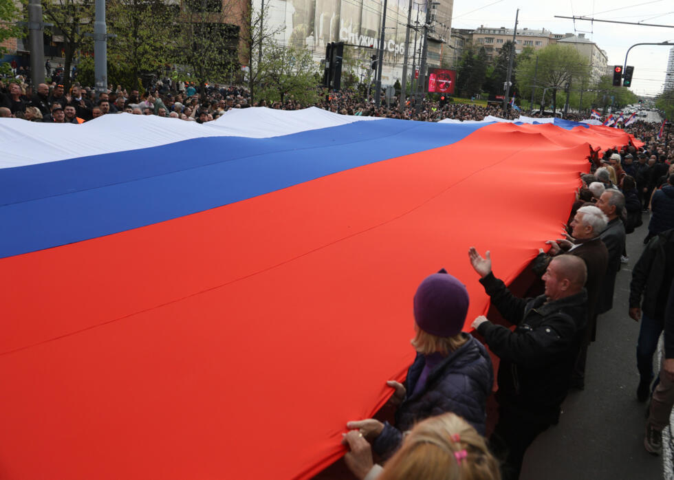 Des partisans du président serbe participent à un rassemblement pro-gouvernemental à Belgrade, le 11 avril 2025