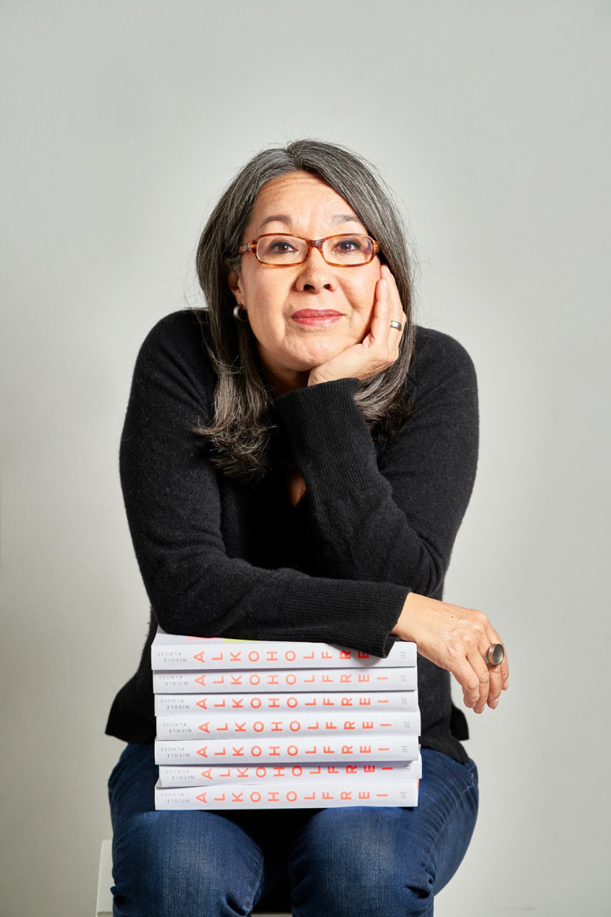 Nicole Klauß avec son livre sur l'accompagnement de repas sans alcool.
