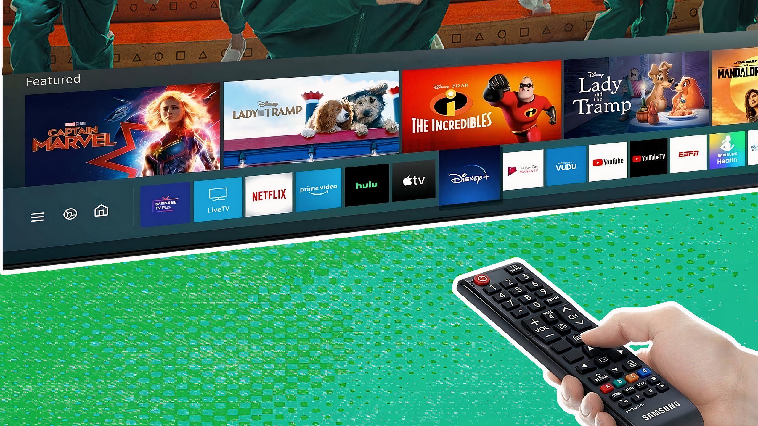 Télécommande de TV Samsung pointant vers une Smart TV